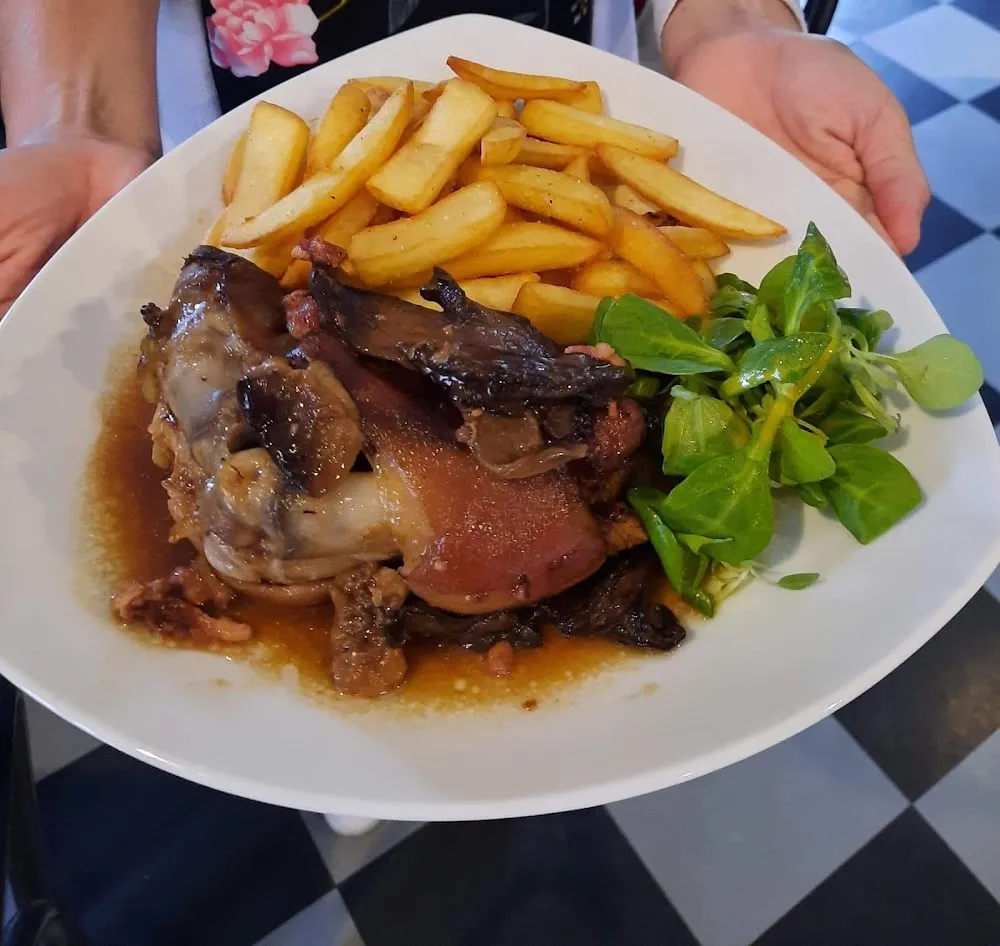 Pied de Porc Aux Cèpes Frites Salade